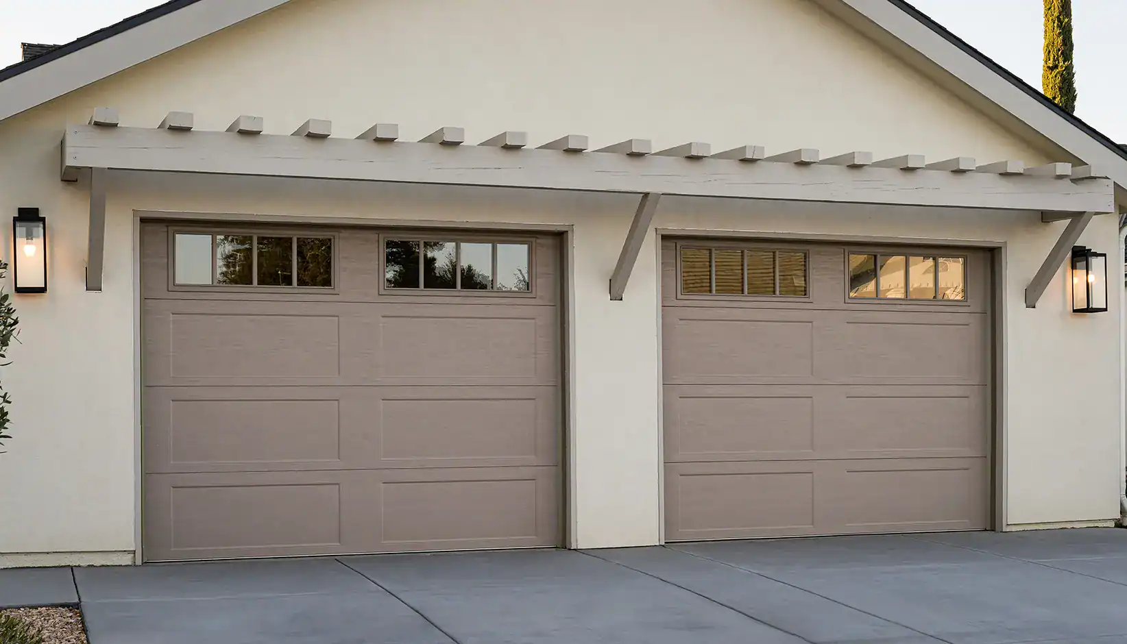 Well-sealed sandtone Bridgeport steel garage door on a Washington home